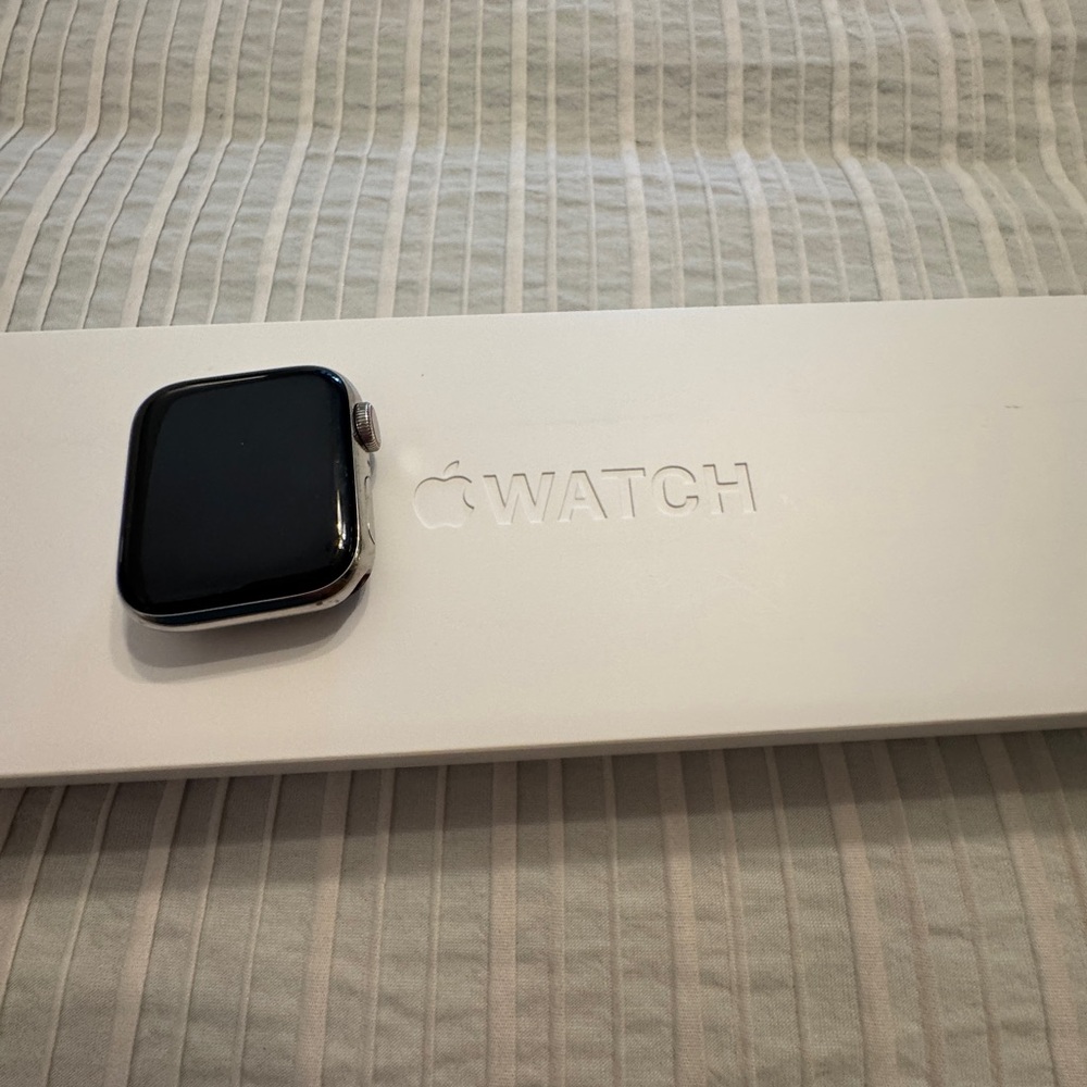 Apple Watch Stainless steel 6 series with cellular and gps. W/ Milanese loop - Picture 13 of 15